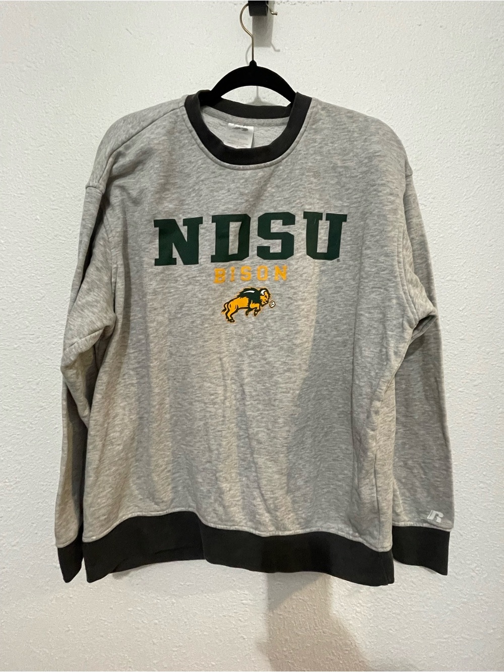 Russell Athletic NDSU Bison Gray Crewneck Sweatshirt Size Large 70% cotton